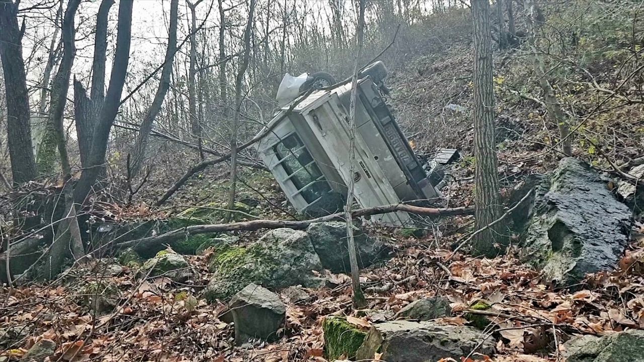 Karabük'te Kamyonet Şarampole Devrildi: İki Yaralı