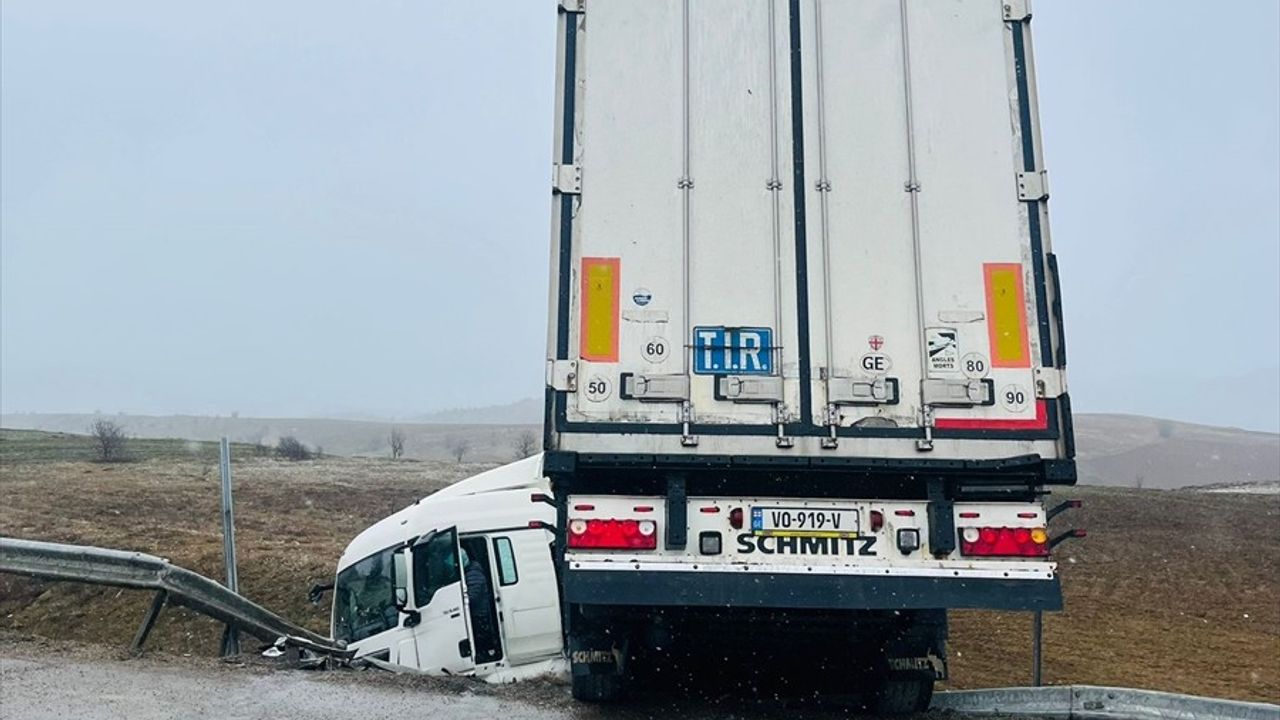 Karabük'te Tırın Şarampole Devrilme Anı Güvenlik Kamerasında