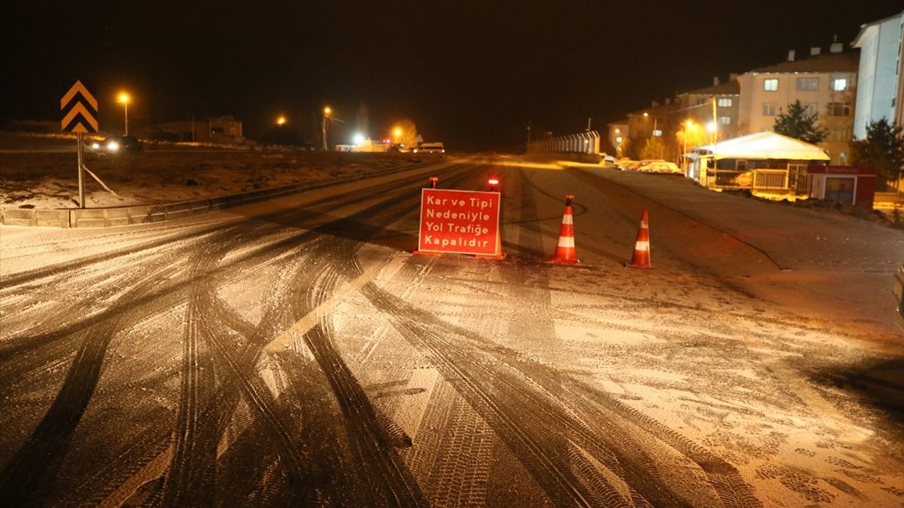 Kars-Digor Kara Yolu Ağır Tonajlı Araçlara Kapatıldı