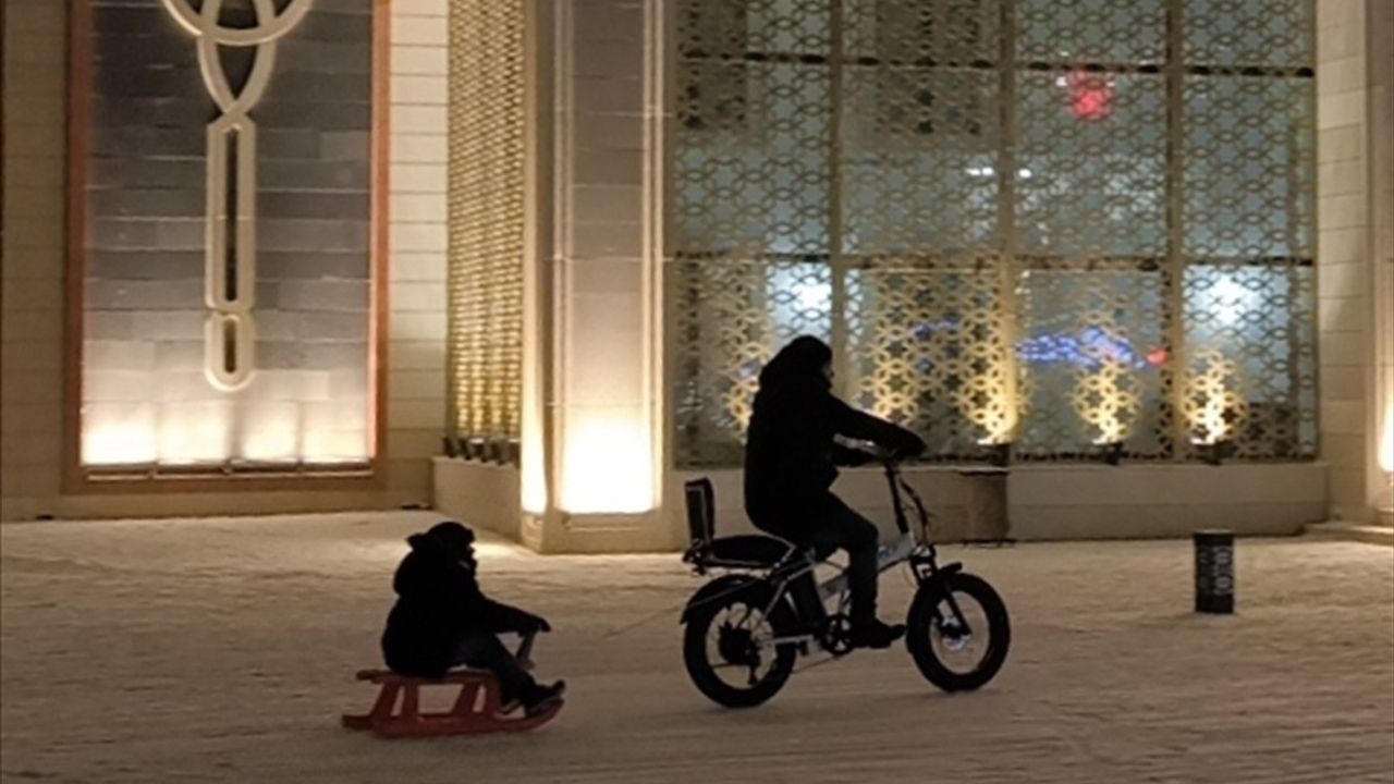 Kars'ta Baba ve Oğlu Elektrikli Bisikletle Kızak Keyfi Yaşadı