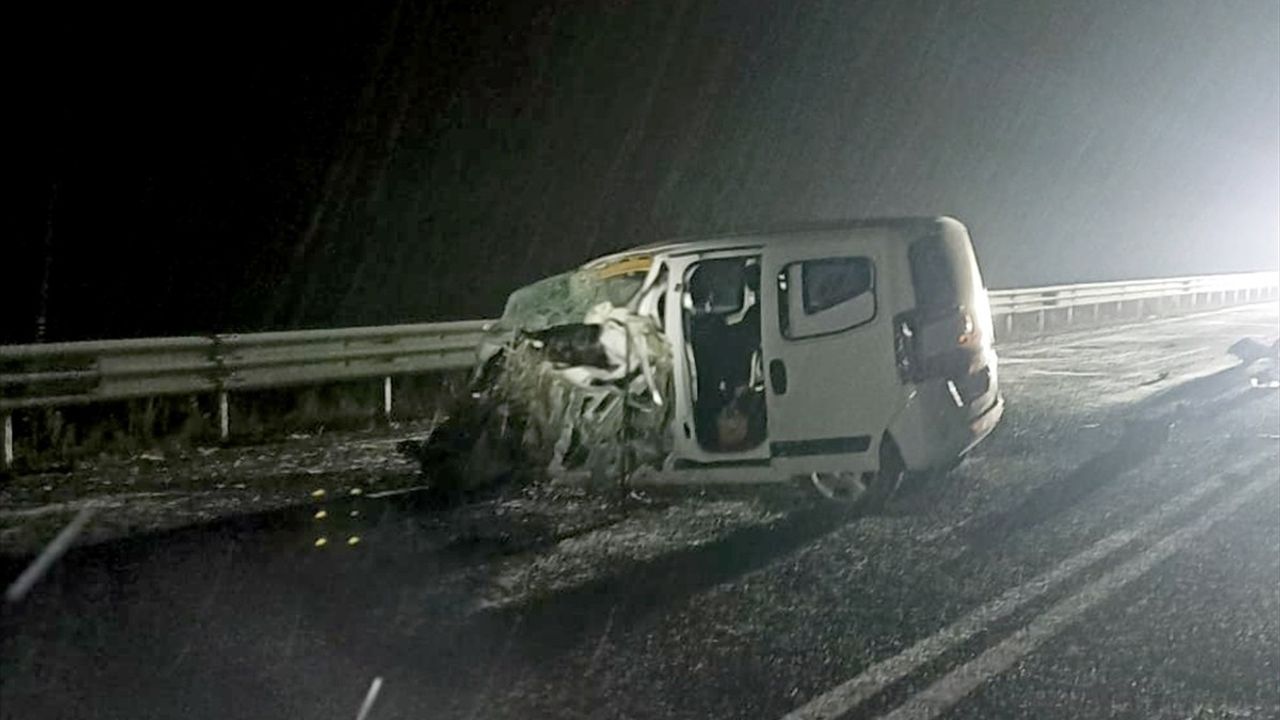 Kars'ta Tır ve Hafif Ticari Araç Çarpışması: 2 Yaralı