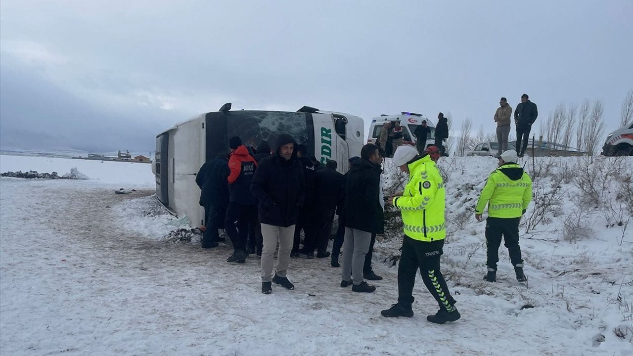 Kars'ta Yolcu Otobüsü Devrildi: 15 Yaralı