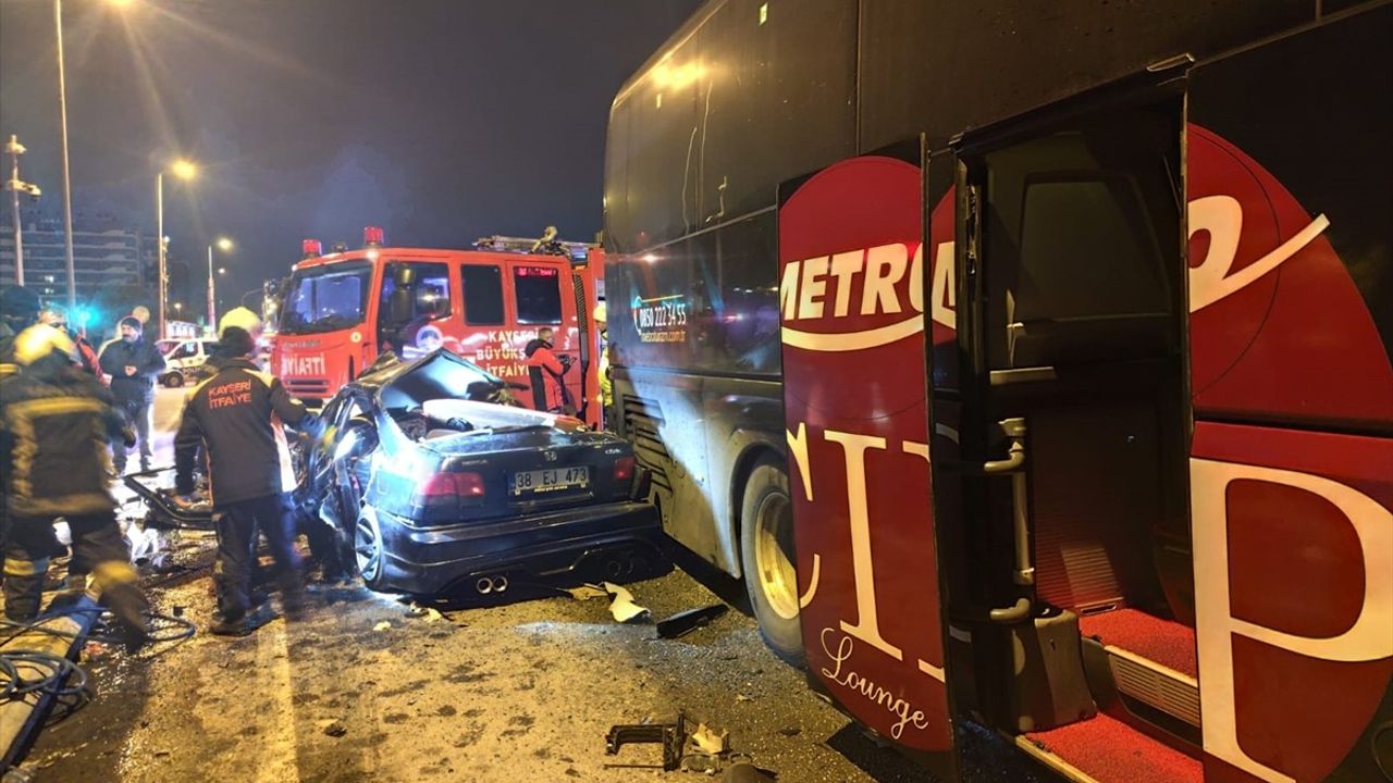 Kayseri'de Trafik Kazası: 2 Ölü, 1 Yaralı