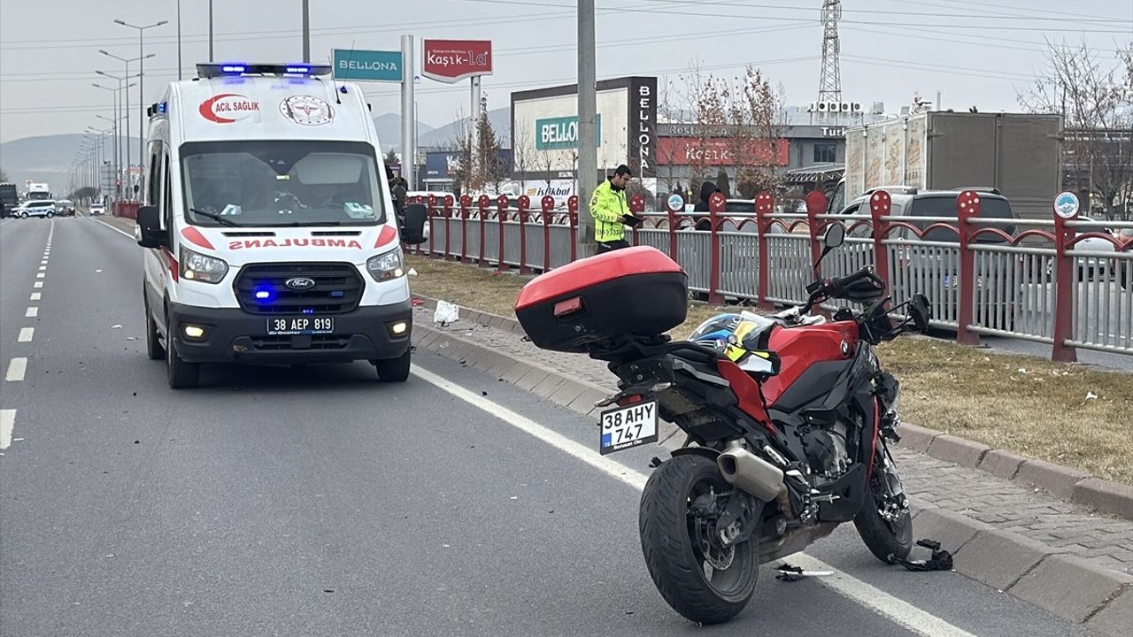 Kayseri'de Trafik Kazası: Motosiklet Sürücüsü ve Yaya Ağır Yaralandı