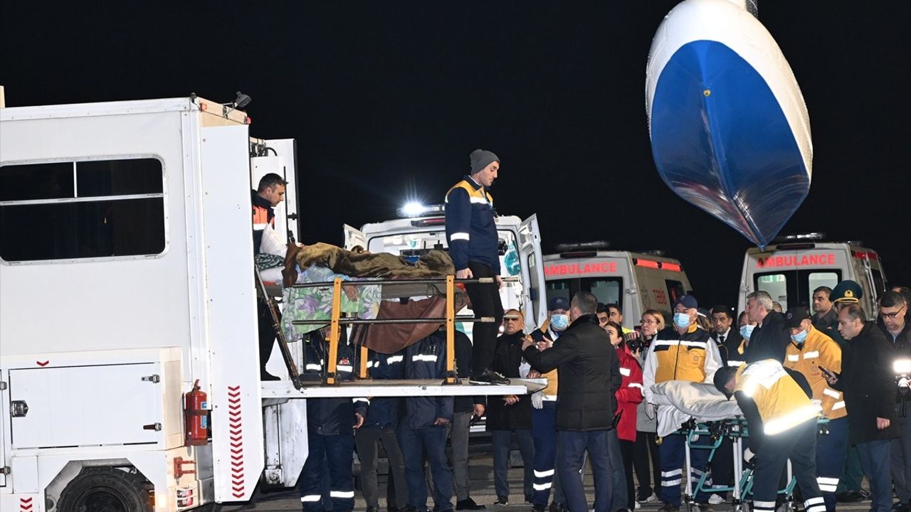 Kazakistan'daki Uçak Kazasında 14 Azerbaycanlı Kurtarıldı