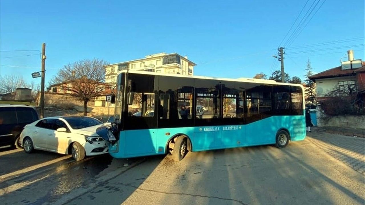 Kırıkkale'de Halk Otobüsü ile Otomobil Çarpıştı: 6 Yaralı