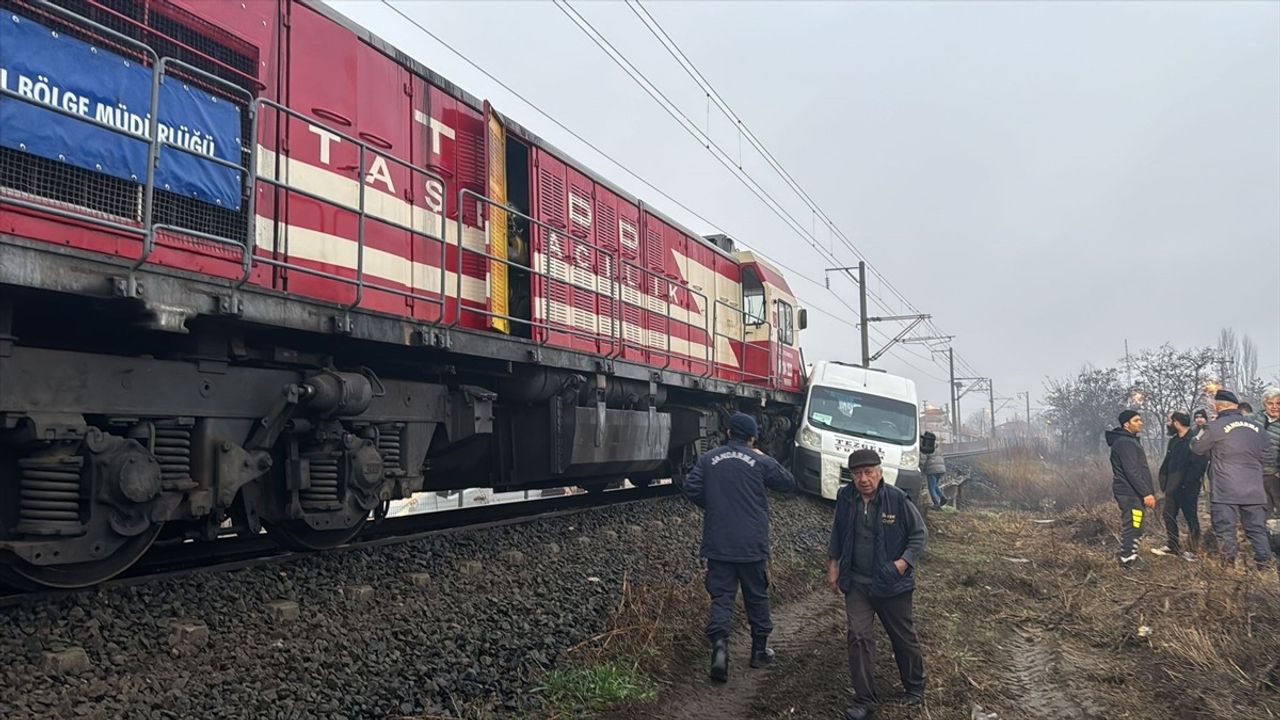 Kırklareli'de Hemzemin Geçitte Tren Kazası