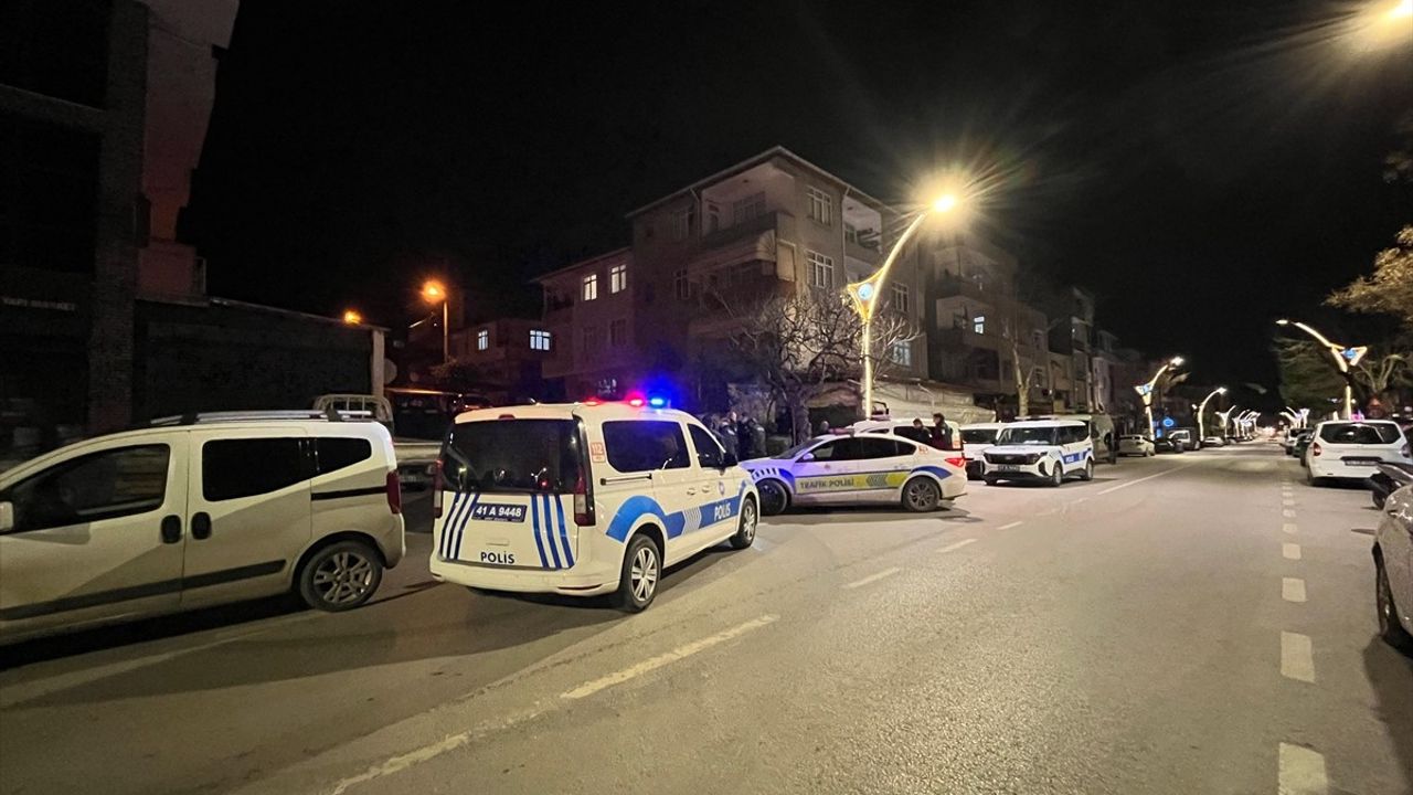 Kocaeli'de Drift Yapan Alkollü Sürücü, Polis Aracına Çarptı