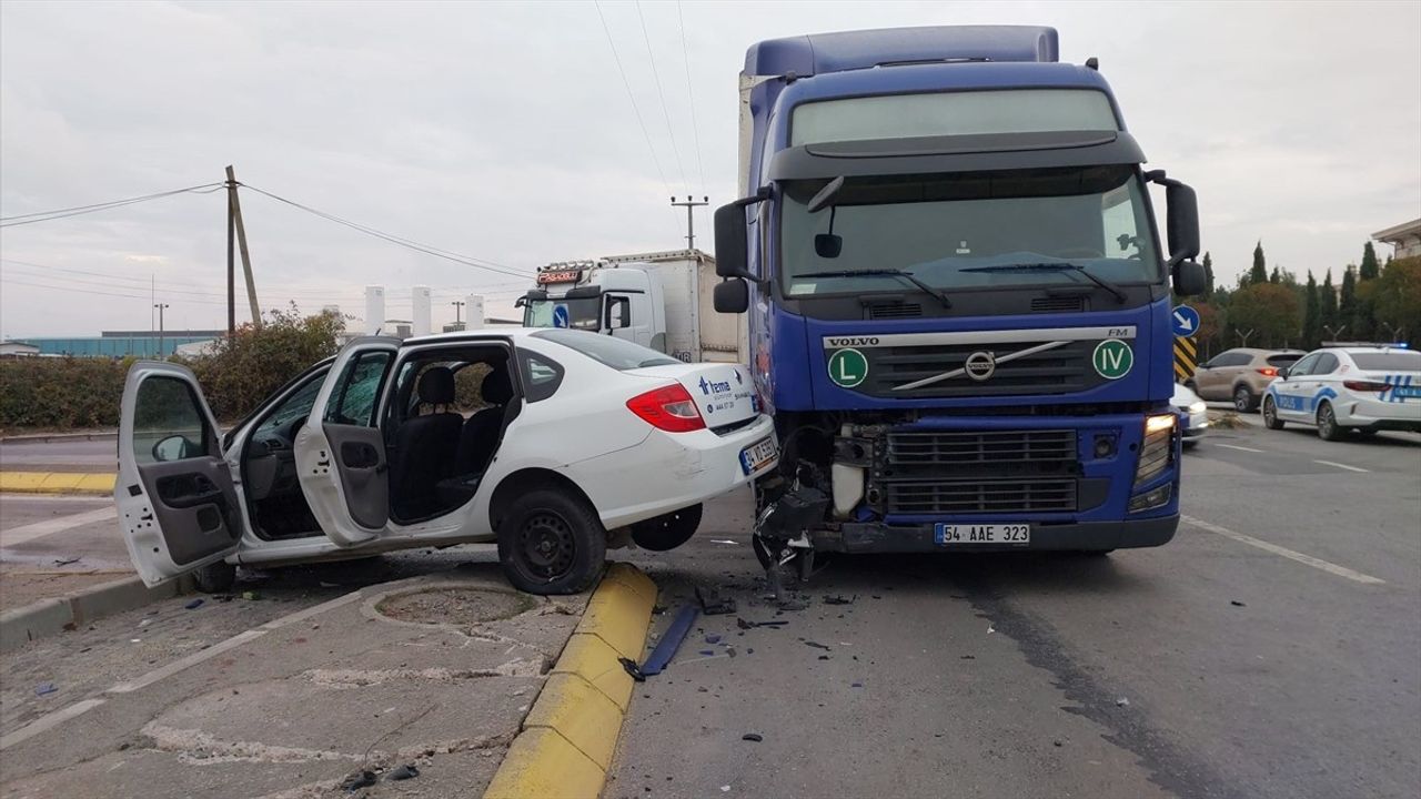 Kocaeli'de Otomobil ve Tır Çarpıştı: 3 Yaralı