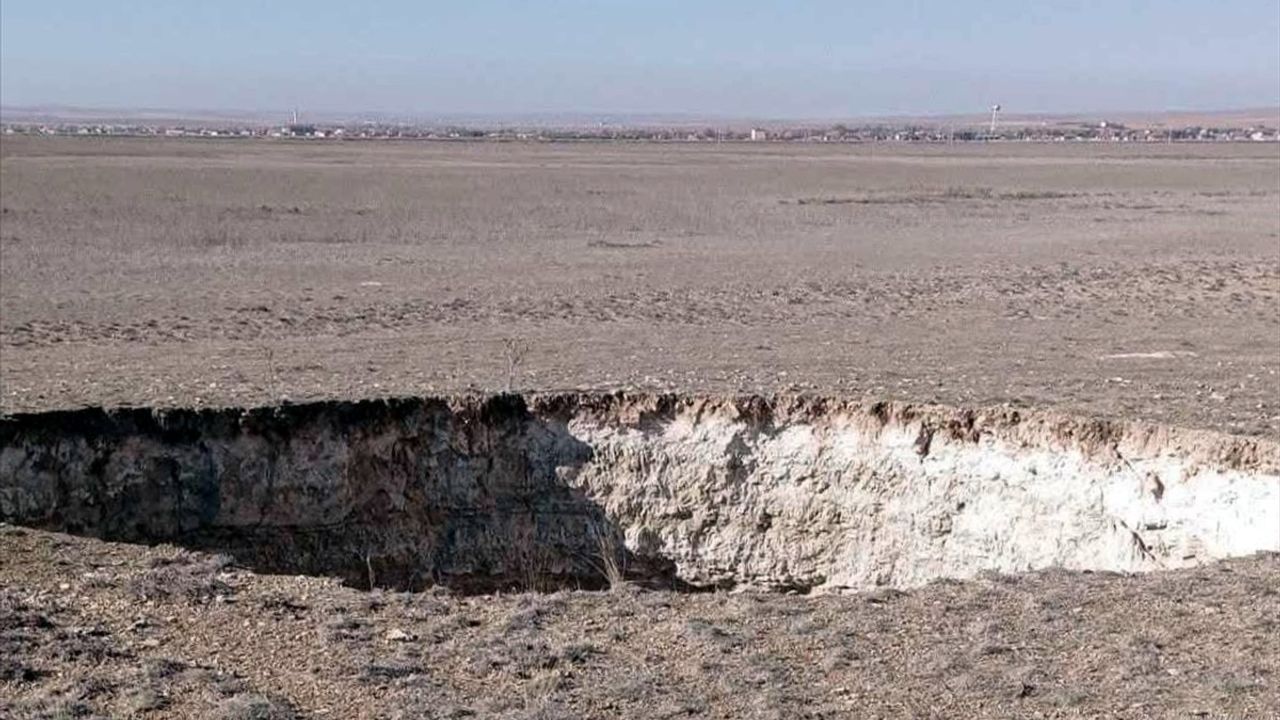 Konya'da Obruk Oluştu: Cihanbeyli'de 13 Metrelik Derinlik