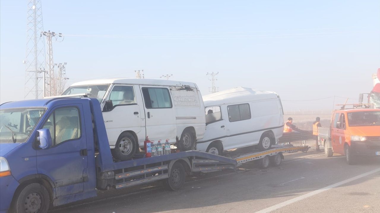 Konya'da Yaşanan Zincirleme Trafik Kazası: 8 Yaralı