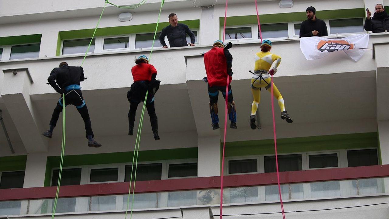 Kosova'da Süper Kahramanlar, Hasta Çocukları Sevindirdi