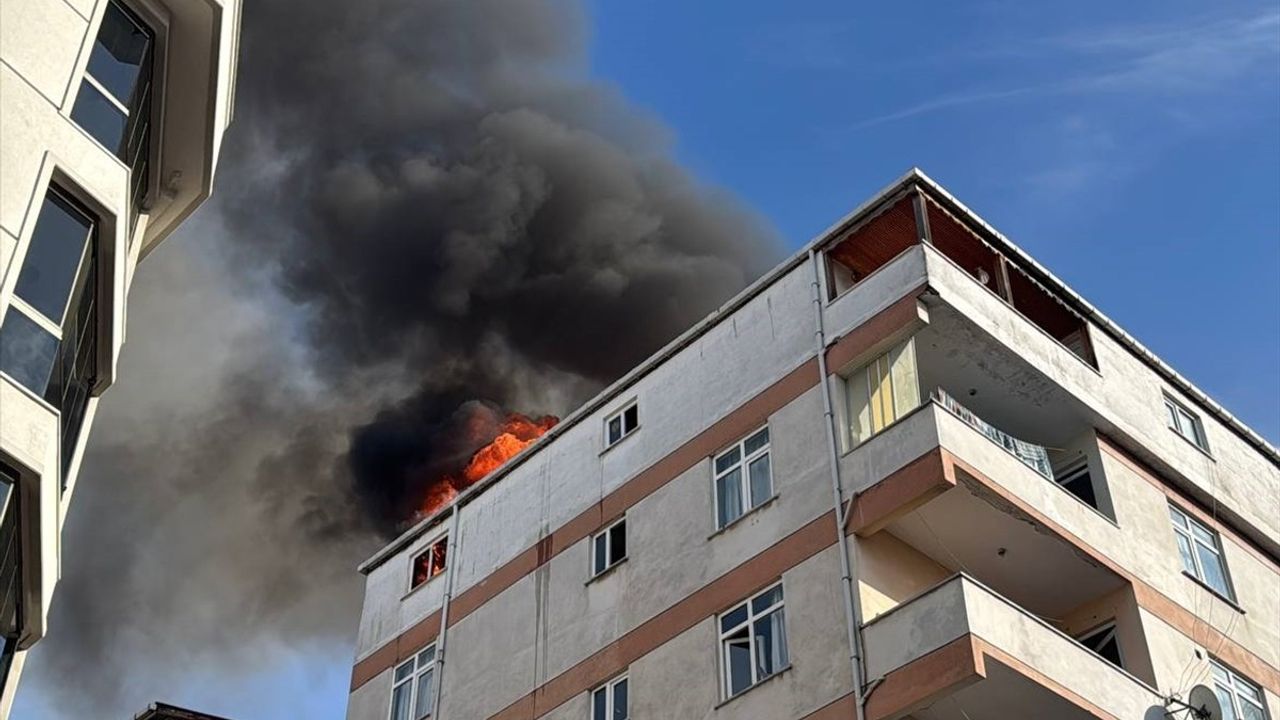 Maltepe'de Çatı Katında Yangın: Dairede Hasar Oluştu