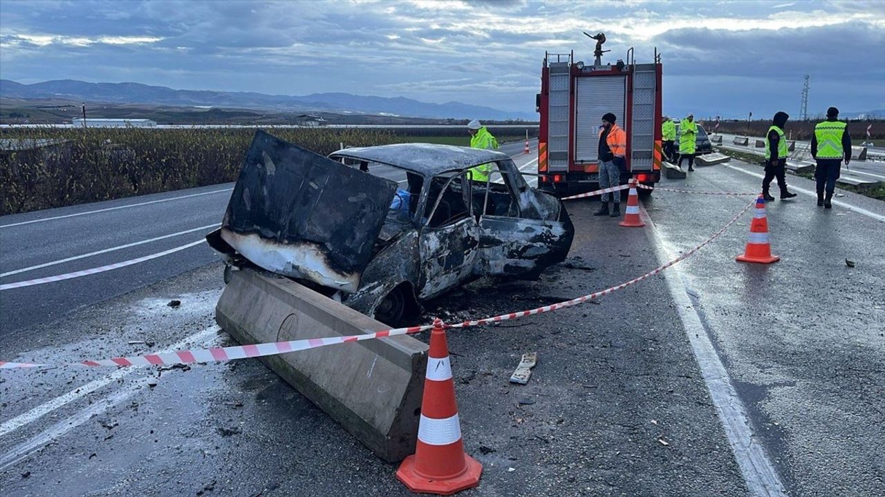 Manisa'da Bariyere Çarpan Otomobilde Aynı Aileden İki Kişi Hayatını Kaybetti