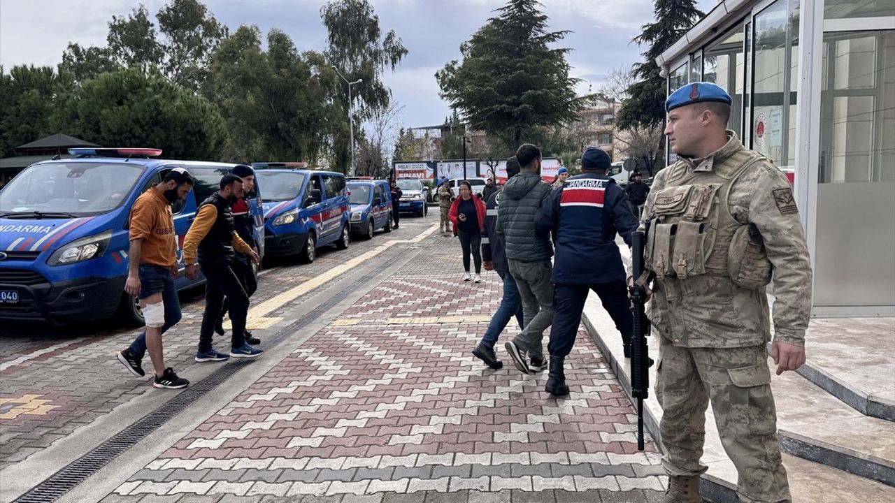 Manisa'da İki Aile Arasında Kavga: 3 Yaralı, 12 Gözaltı