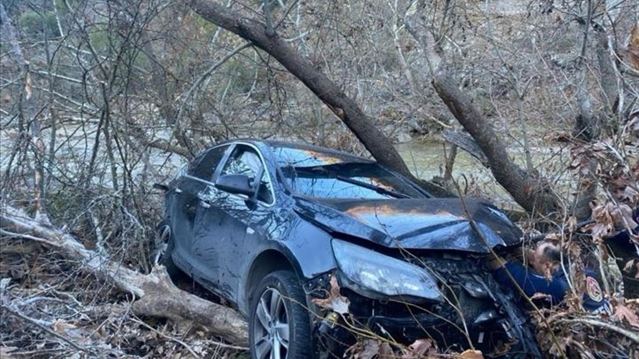 Manisa'da Şarampole Düşen Araçta Üç Yaralı