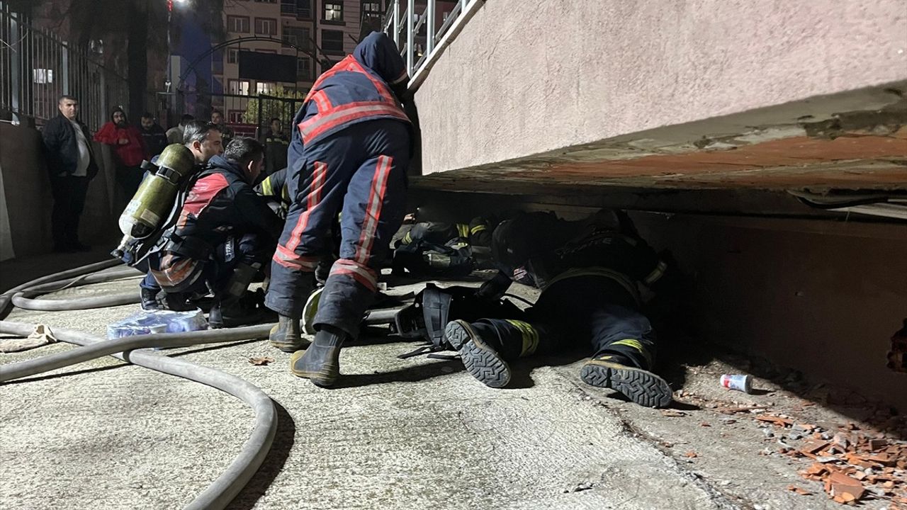 Manisa'daki Gelinlik Mağazasında Yangın Kontrol Altına Alındı