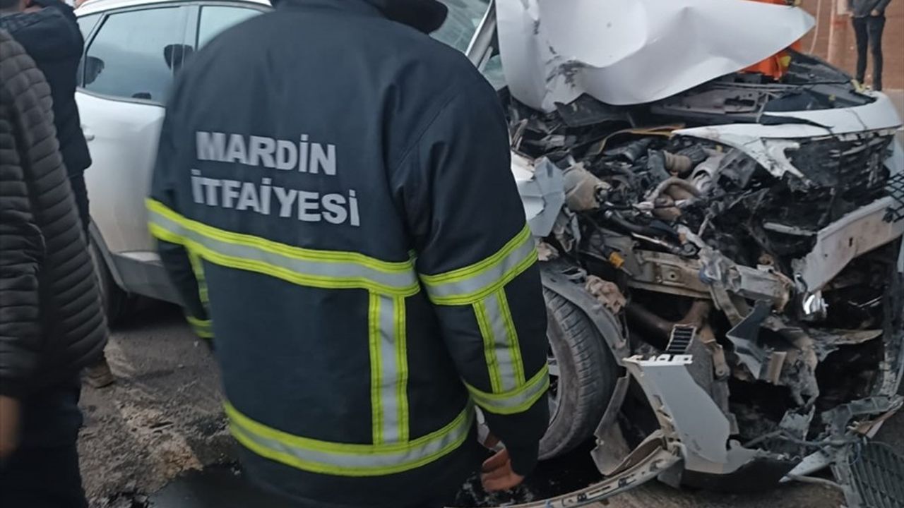 Mardin'de Öğrenci Servisi ve Cip Çarpıştı: 11 Yaralı