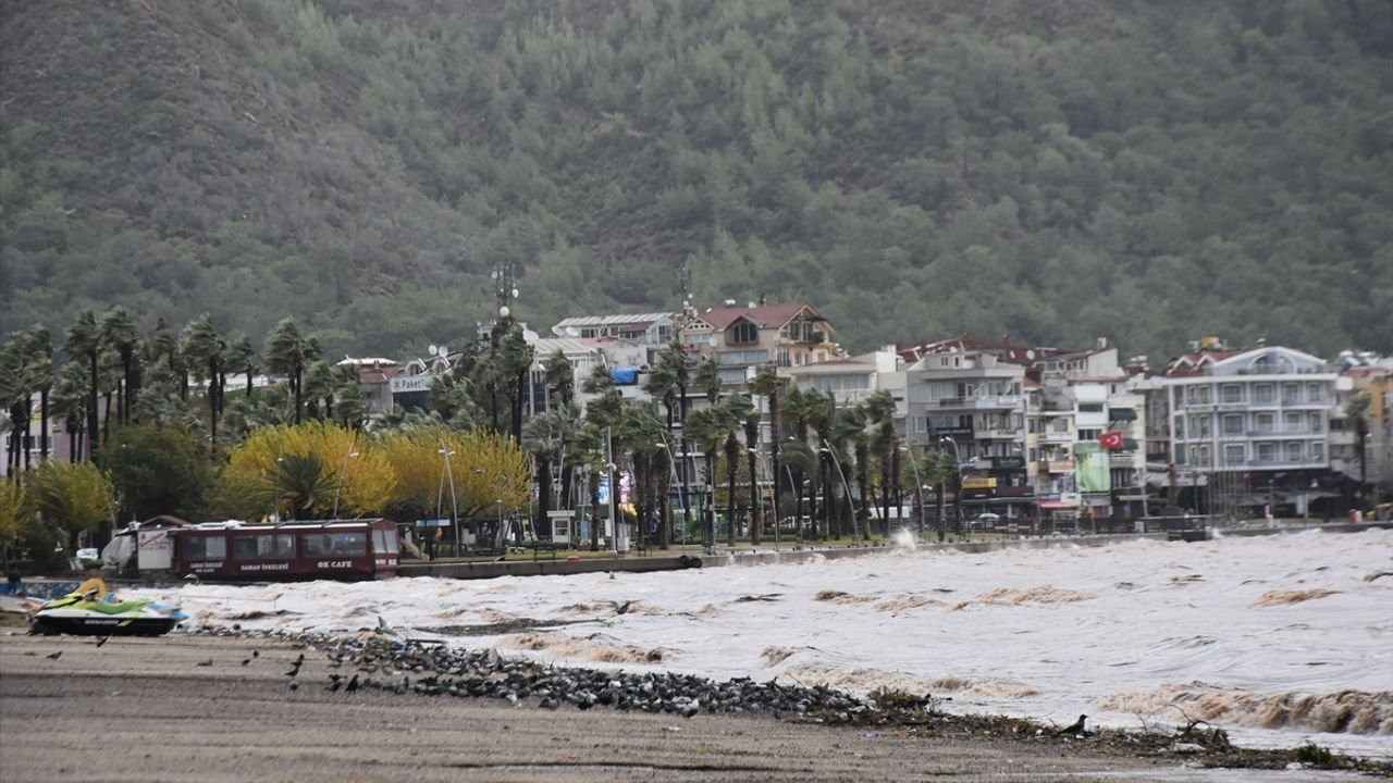 Marmaris'te Sağanak Yağış Hayatı Olumsuz Etkiledi