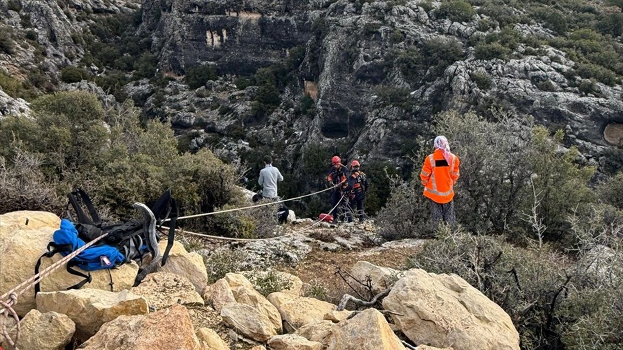 Mersin'de 6 Gün Uçurumda Mahsur Kalan Keçi Kurtarıldı