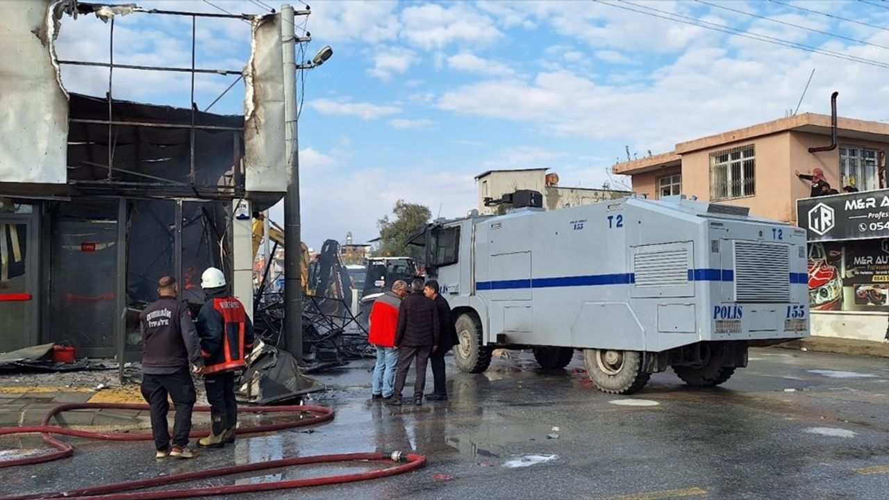 Mersin'de Yangın: İki Market Zarar Gördü