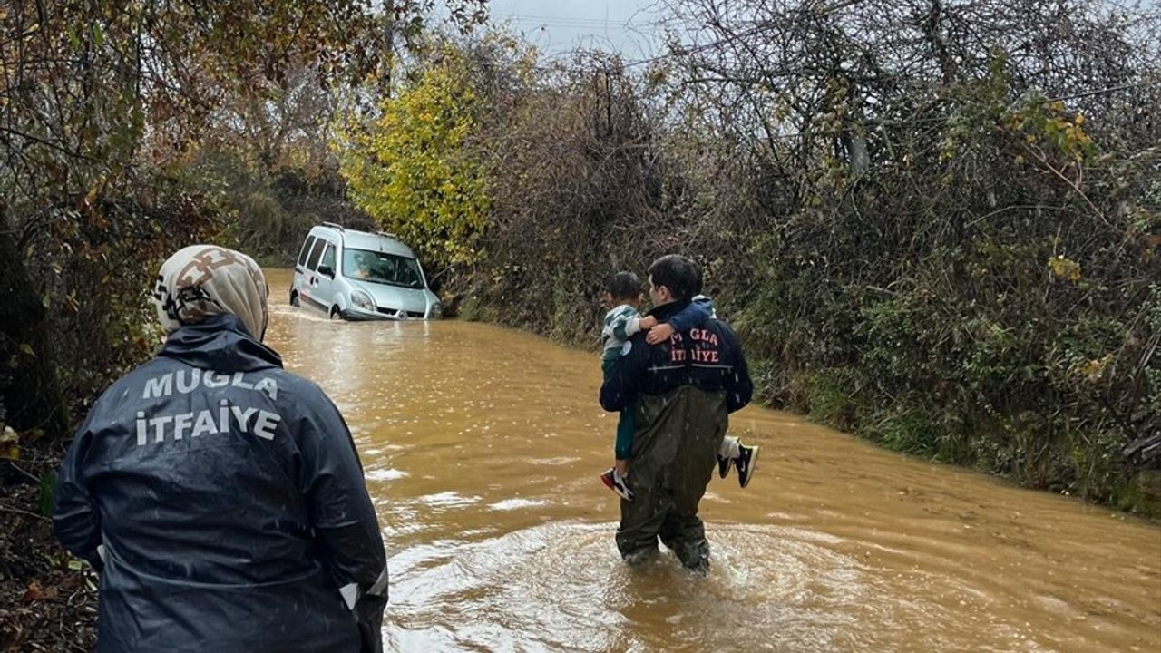 Muğla'da Şiddetli Yağışta Araçta Mahsur Kalan 4 Kişi Kurtarıldı