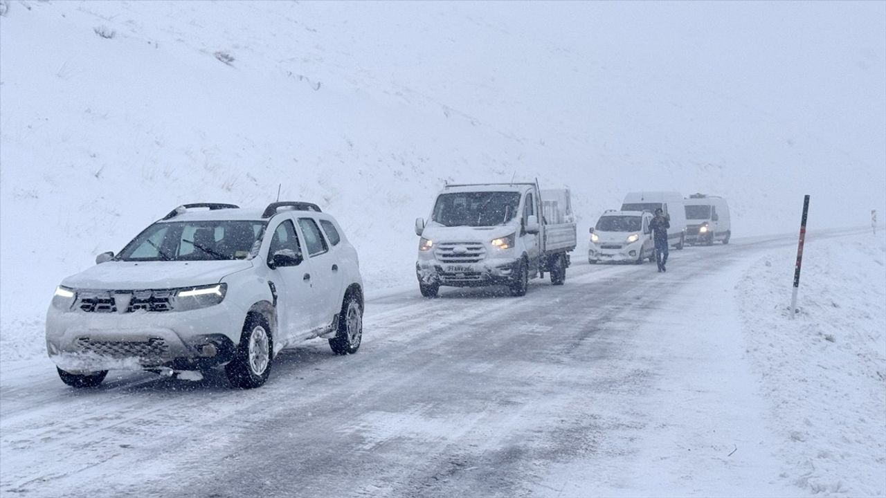 Muş'ta Yoğun Kar Nedeniyle Yolda Mahsur Kalanlar Kurtarıldı