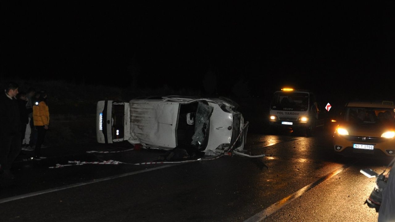 Nevşehir'de Hafif Ticari Araç Devrildi: 1 Ölü, 1 Yaralı