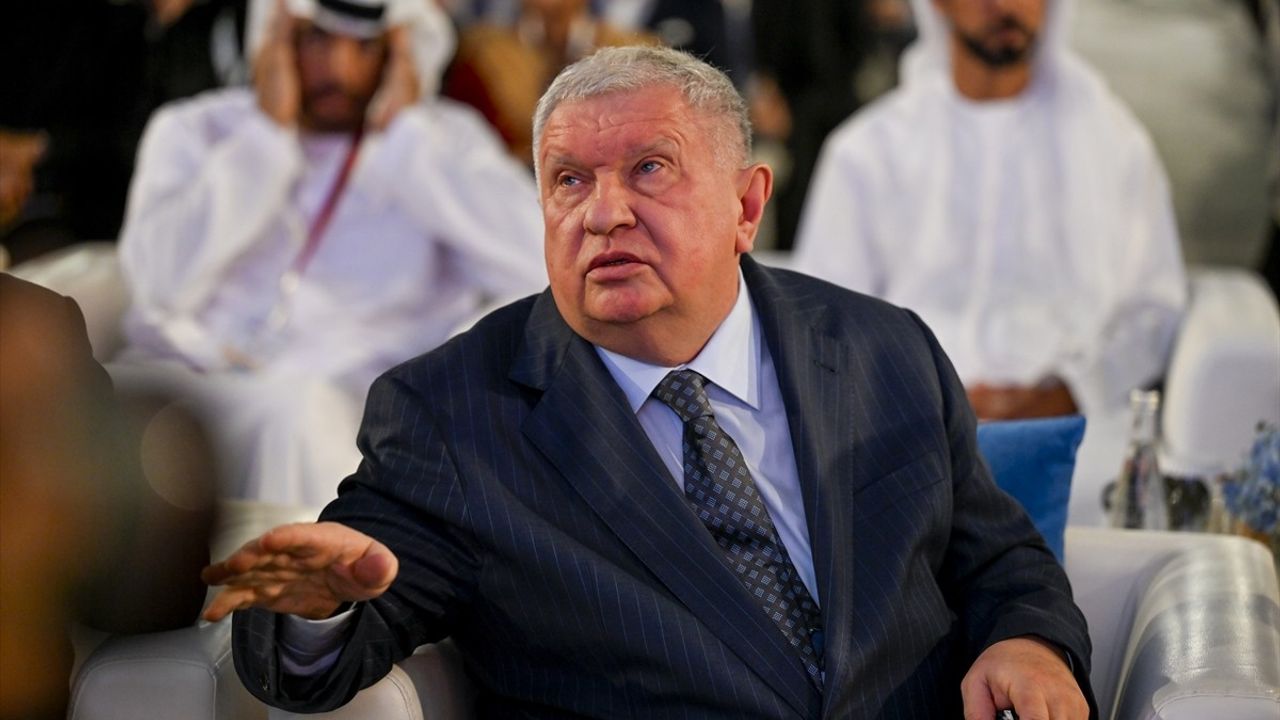 Rosneft CEO'su Seçin: Doların Rakibi Altın Olacak