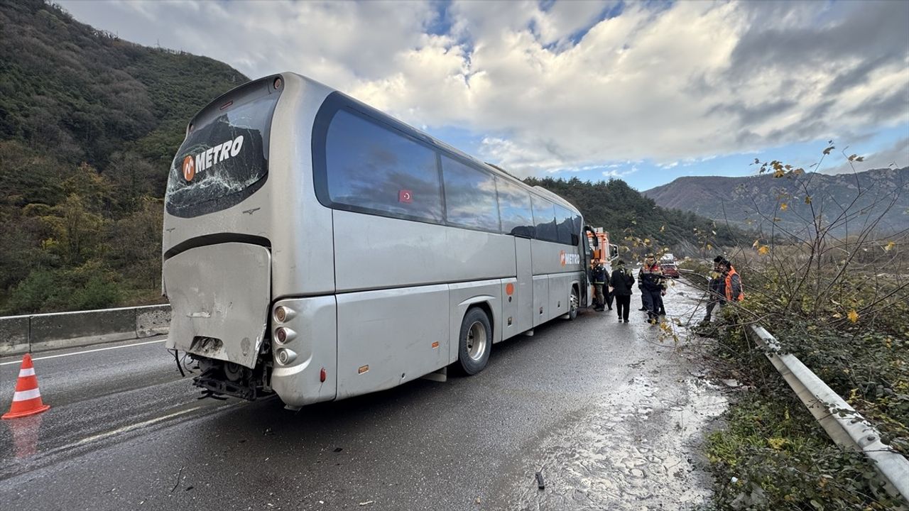 Sakarya'da 6 Araçlı Trafik Kazasında 15 Yaralı