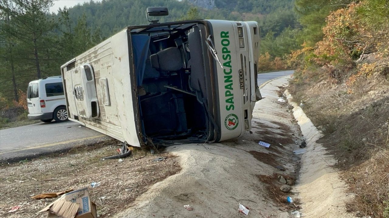 Sakarya'da Midibüs Devrildi: 10 Yaralı