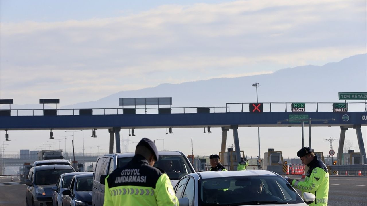 Sakarya Otoyollarında Jandarma Denetimleri Sıkı Tutuluyor