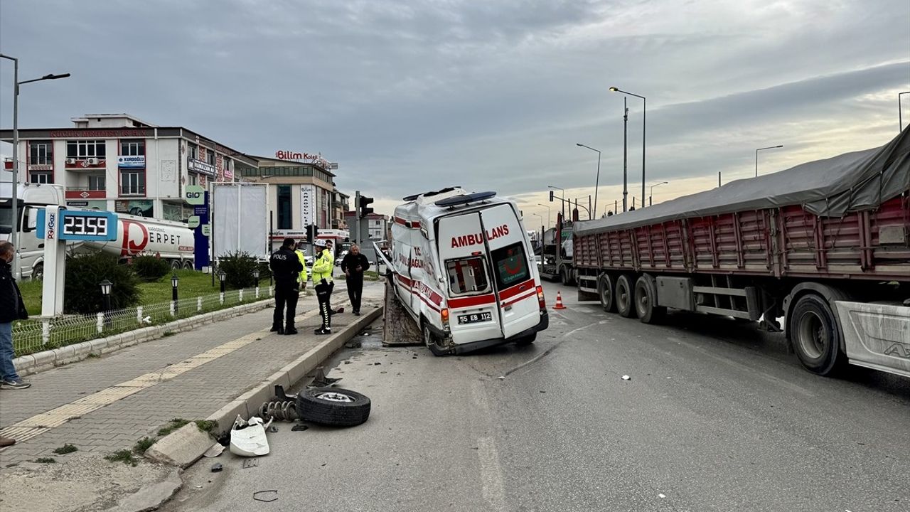 Samsun'da Ambulans ile Tırın Çarpıştığı Kaza Kaydedildi