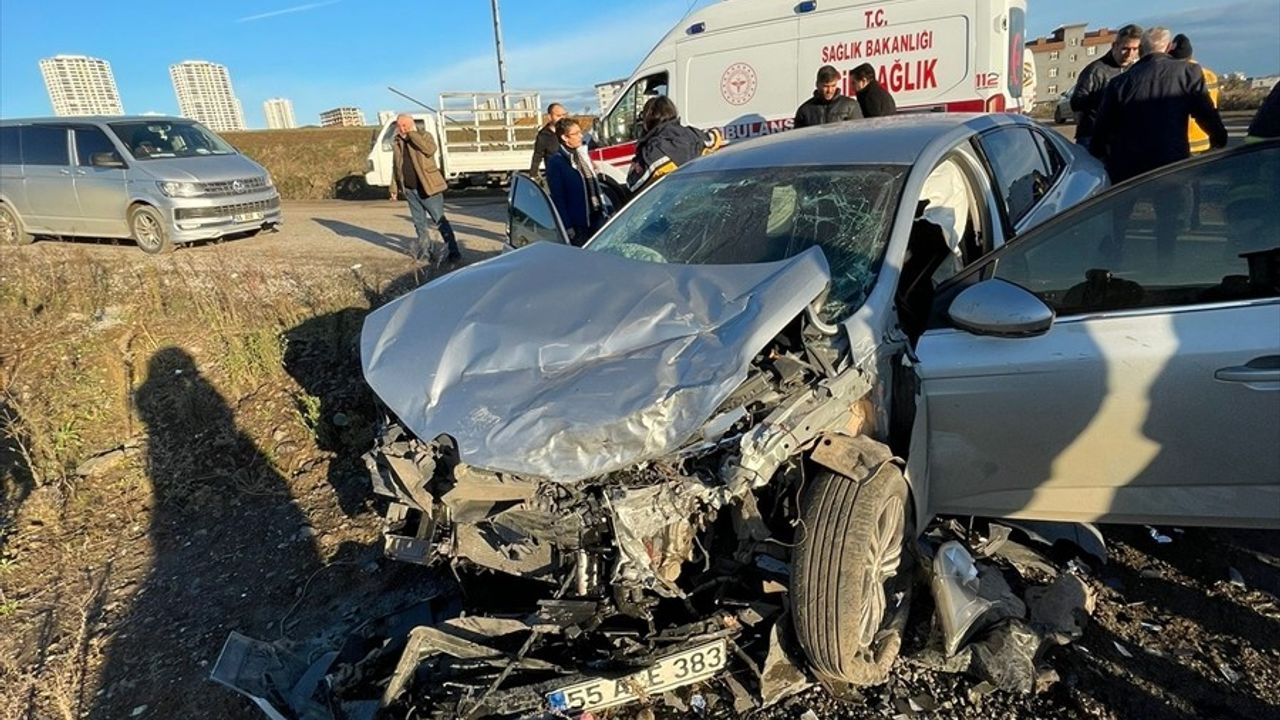 Samsun'da Öğrenci Servisi ile Araç Çarpıştı: 13 Yaralı