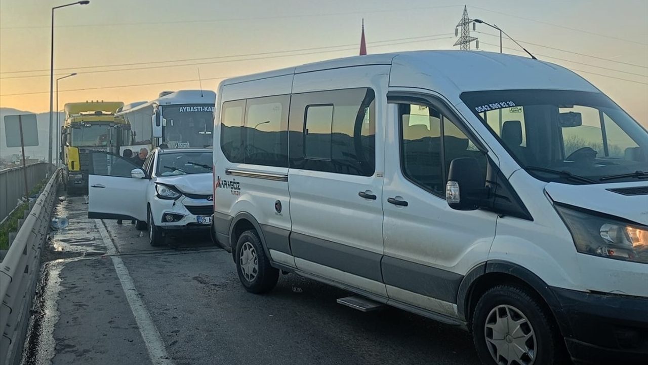 Samsun'da Zincirleme Trafik Kazası: 3 Yaralı