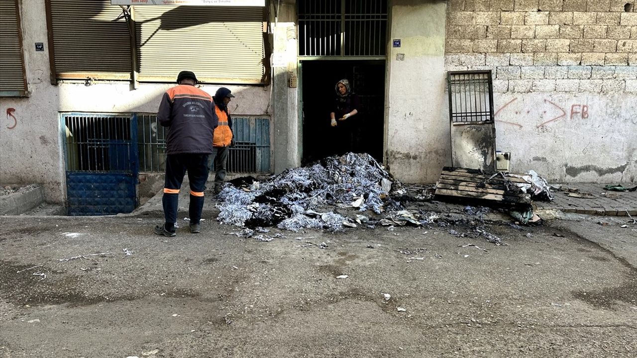 Şanlıurfa'da Merdiven Boşluğunda Yangın: 5 Kişi Dumandan Etkilendi