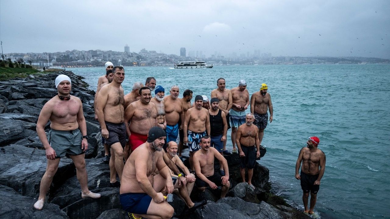 Sarayburnu Fatihleri Yılın Son Gününde Deniz Keyfi Yaptı