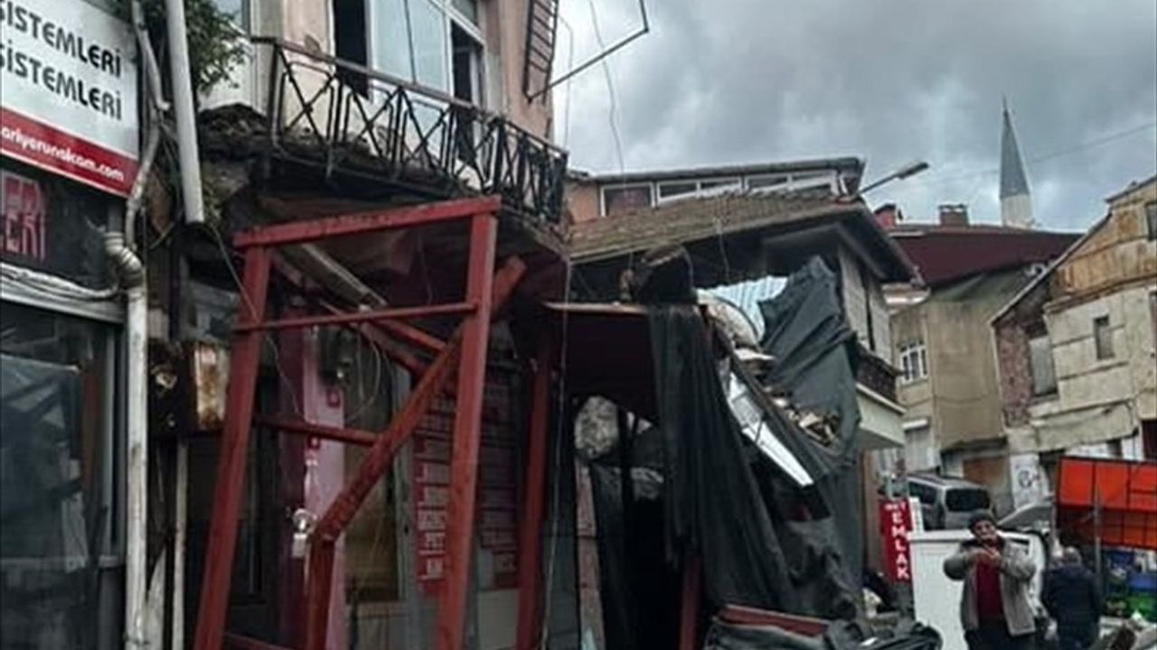 Sarıyer'de Metruk Binadan Düşen Balkon Parçaları 2 Araca Zarar Verdi