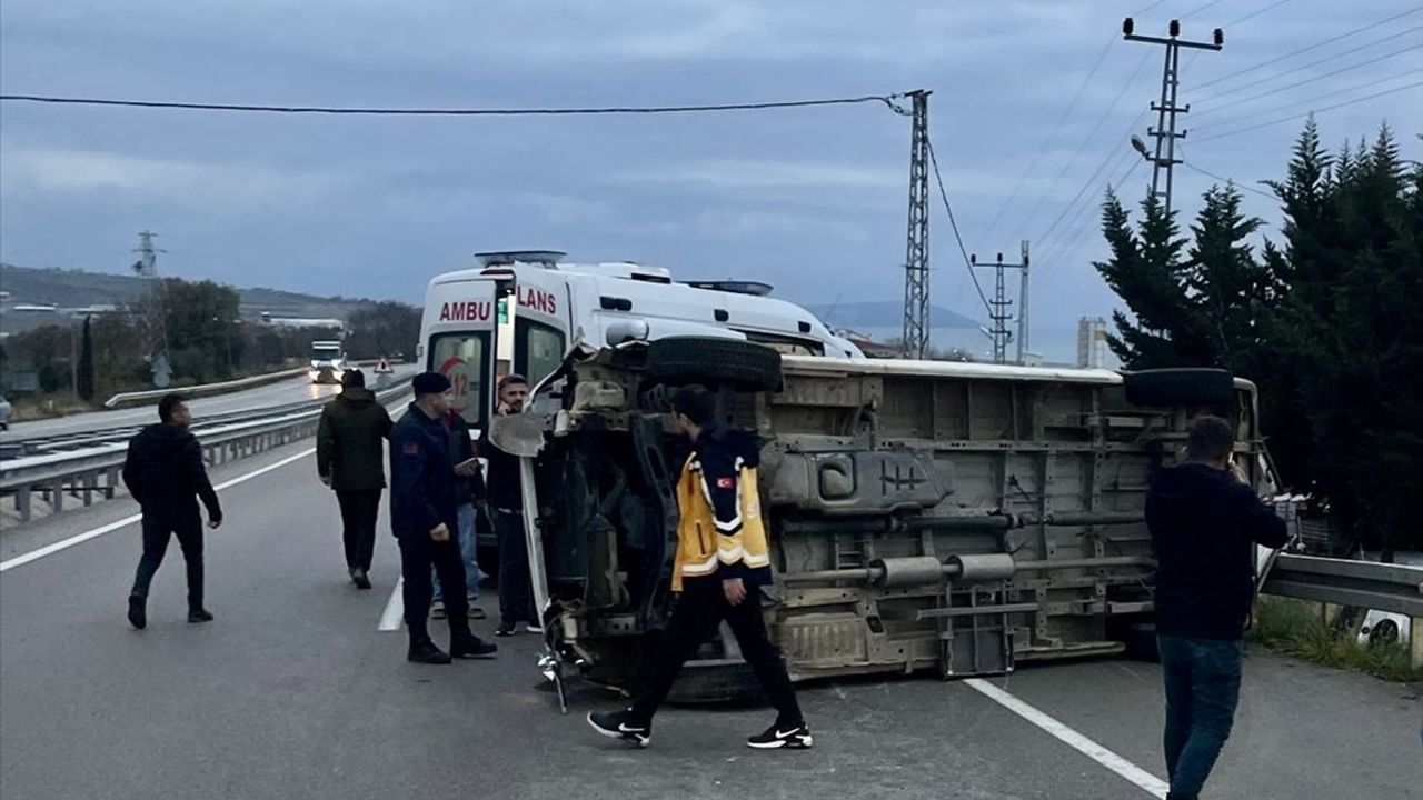 Sinop'ta İşçi Taşıyan Minibüs Devrildi: 15 Yaralı