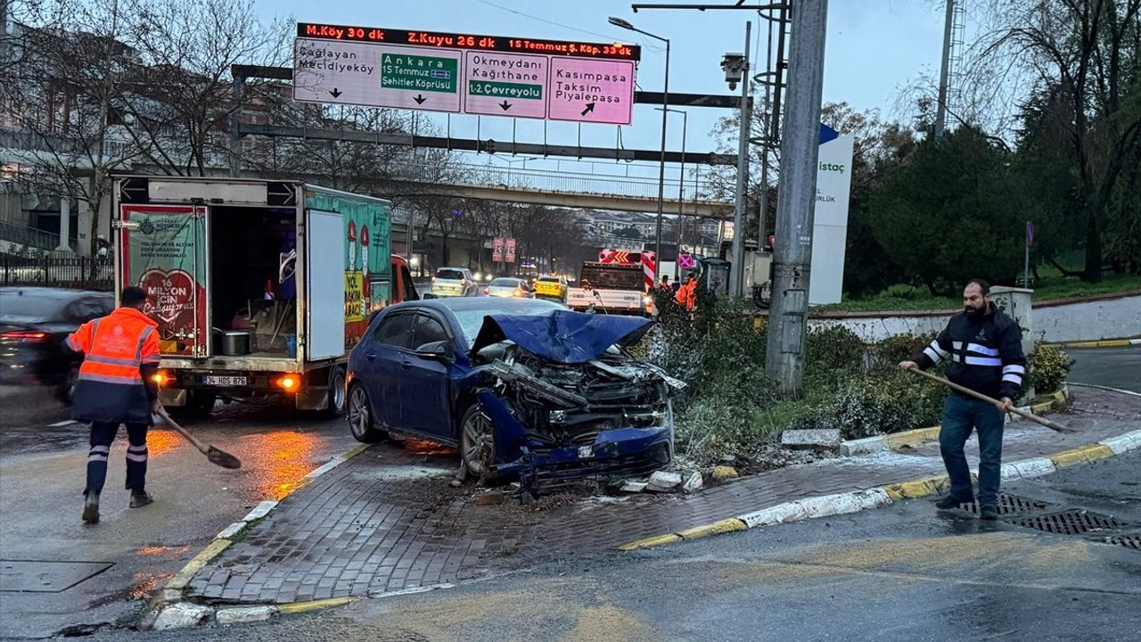 Şişli'de Direğe Çarpan Araçta Yangın Çıktı