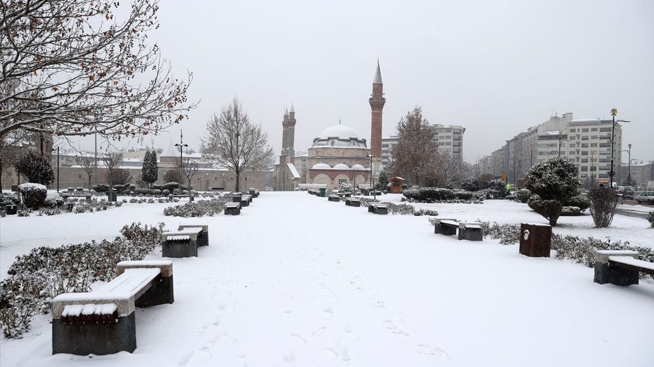 Sivas'ta Kar Yağışı Etkisini Gösteriyor