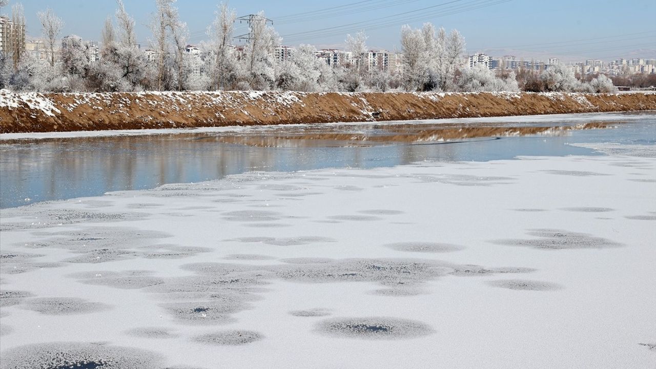 Sivas'ta Kızılırmak Nehri'nin Yüzeyi Buz Tutuyor