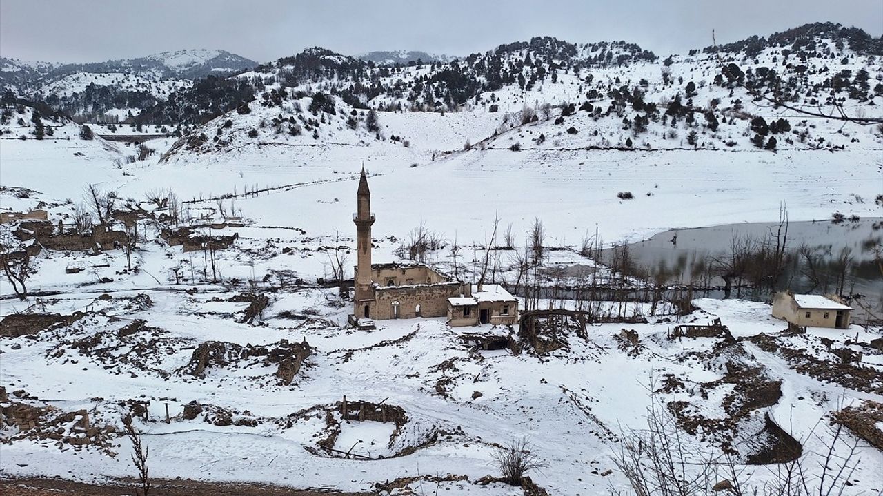 Sivas’taki Baraj Altındaki Köy, Suların Çekilmesiyle Kış Manzarasına Büründü