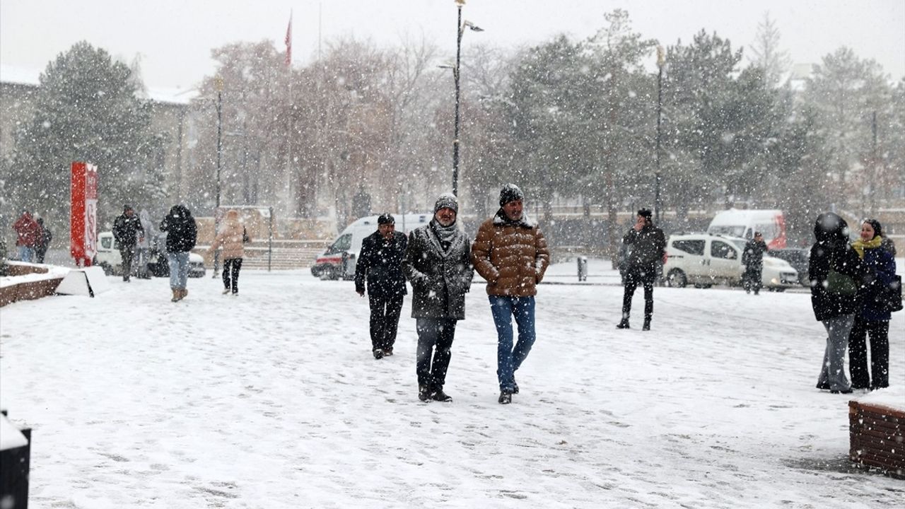 Sivas'taki Kar Yağışı Şehri Beyaza Bürüdü