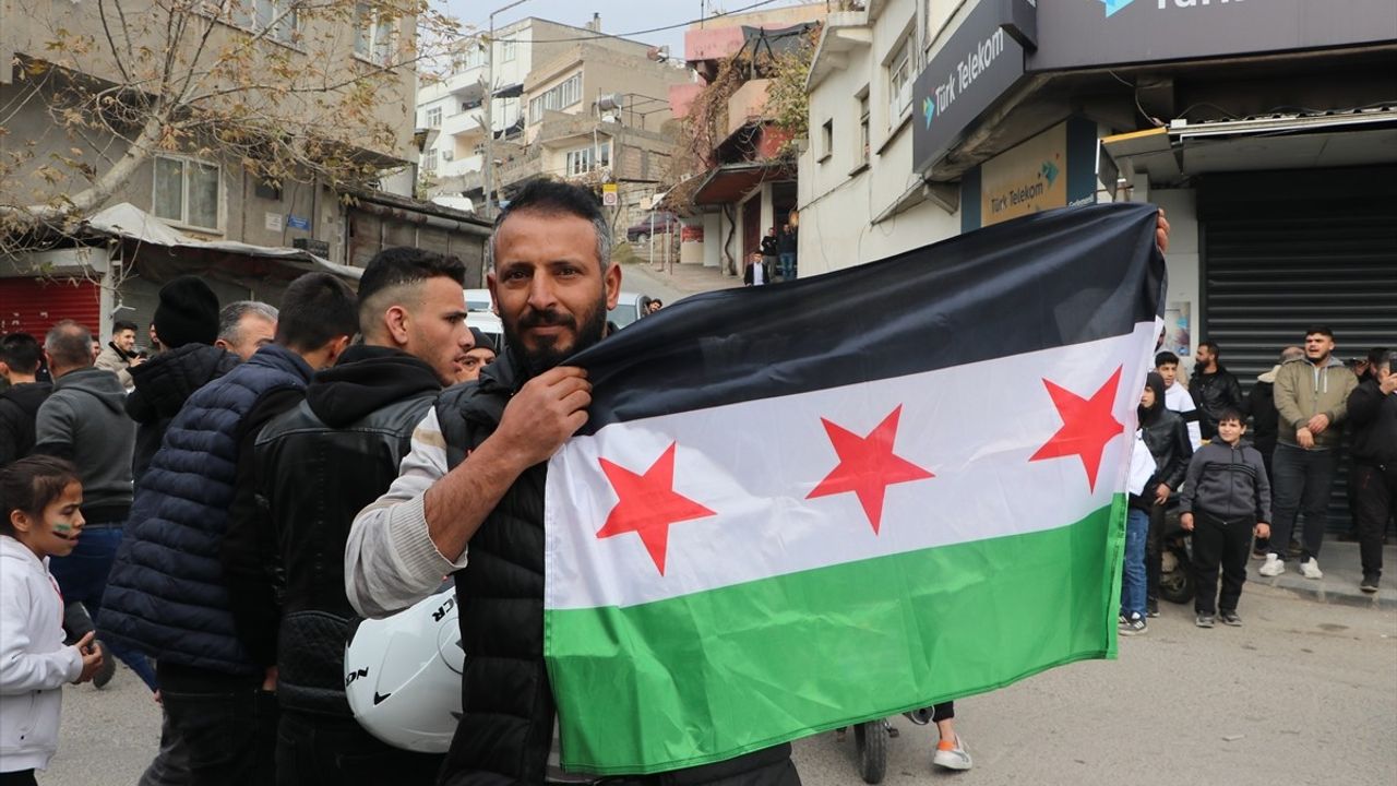 Suriyelilerden Baas Rejiminin Çöküşüne Kutlama