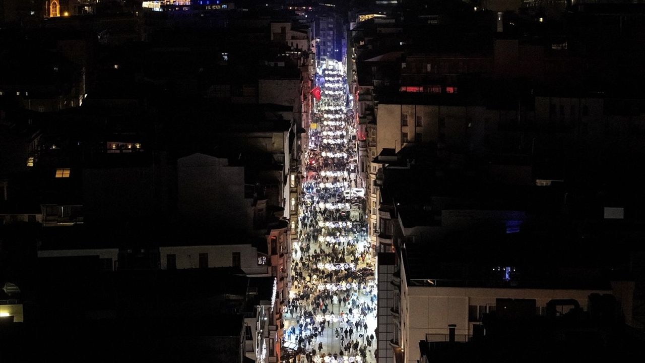 Taksim Meydanı ve İstiklal Caddesi'nde Yılbaşı Yoğunluğu