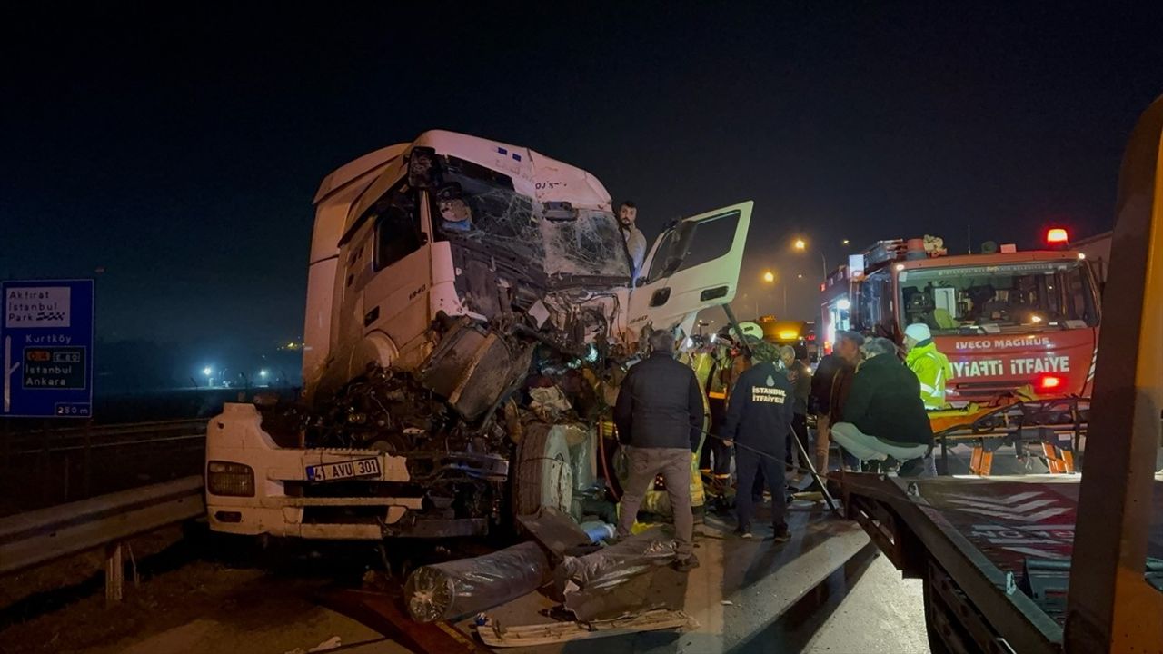 TEM Otoyolu'nda Tır Çarpıştı: 1 Yaralı