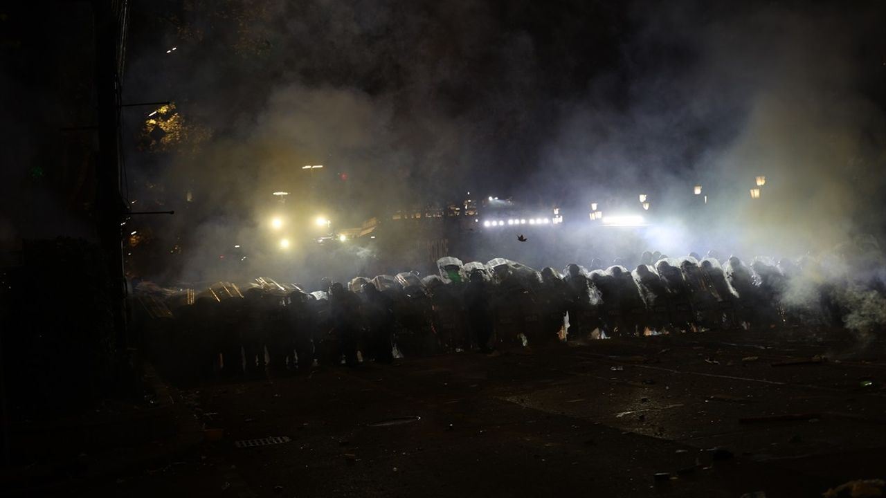 Tiflis'te Protesto Gösterileri ve Polis Müdahalesi