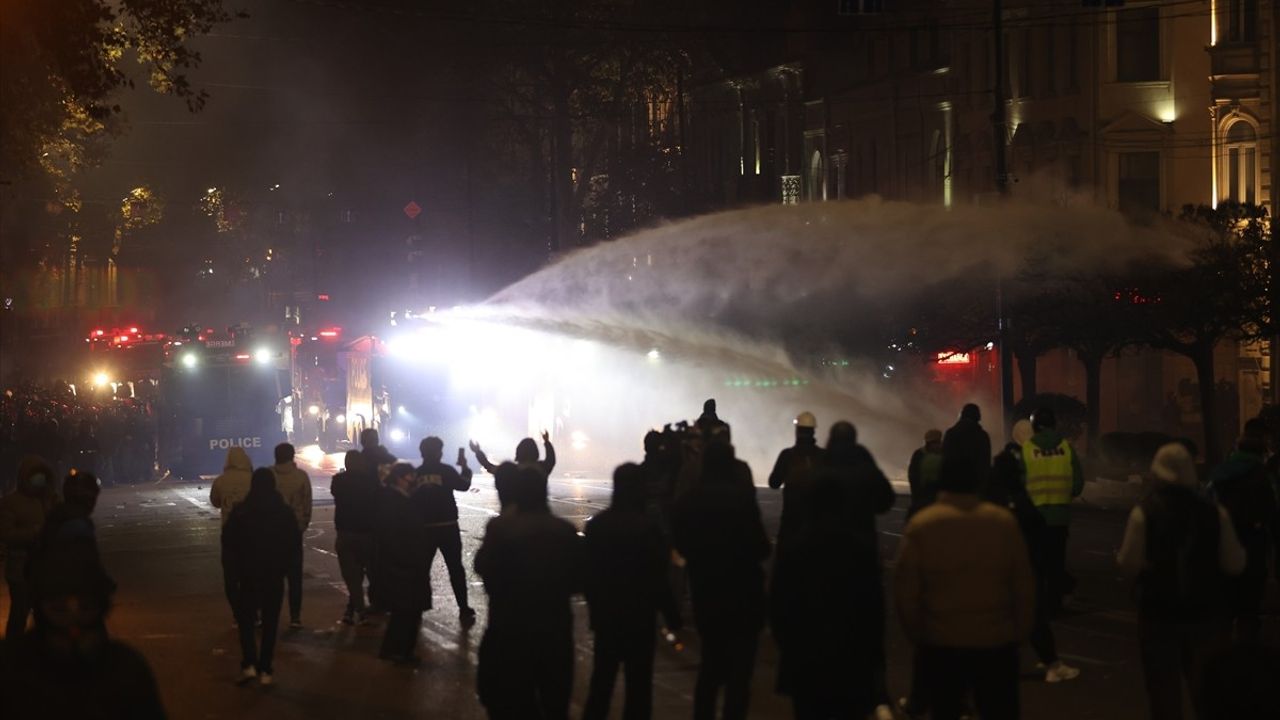 Tiflis'teki Gösterilerde Polis Müdahalesi