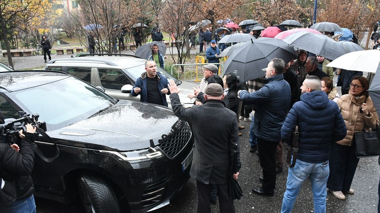 Tiran'da Belediye Başkanı Veliaj'a İstifa Çağrısı Devam Ediyor
